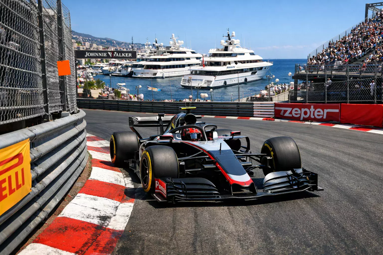 Formel-1-Auto fährt durch die engen Straßen von Monaco