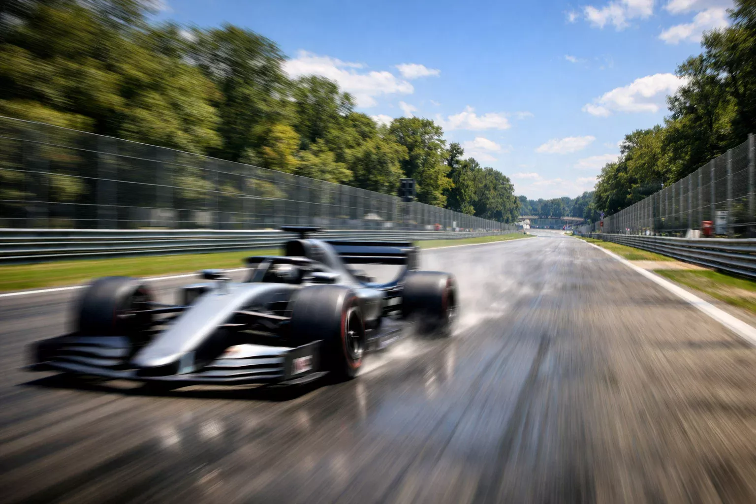 Formel-1-Bolide auf der Zielgeraden von Monza bei Höchstgeschwindigkeit