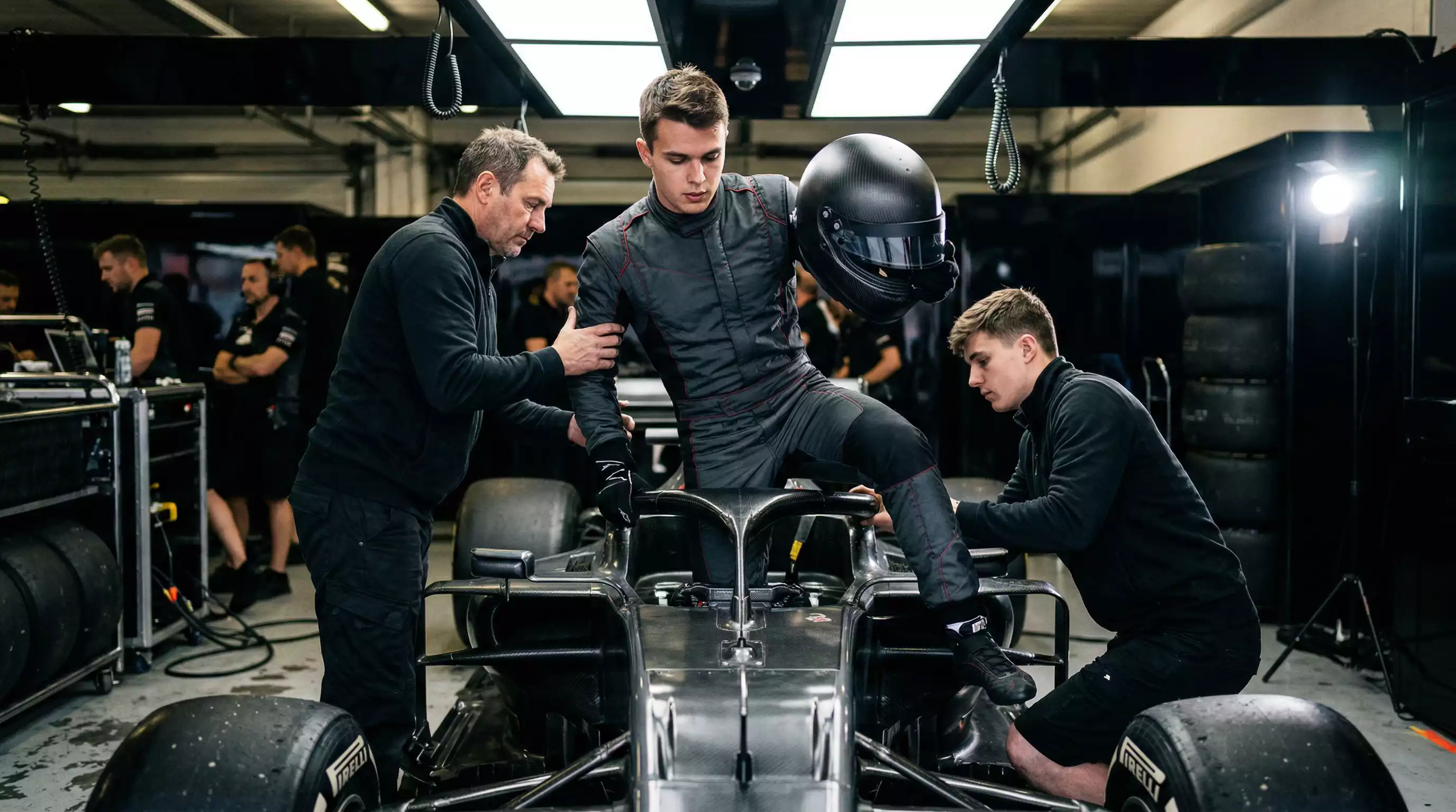 Junger Formel-1-Fahrer steigt in sein Auto – Rookies und Fahrerwechsel als Wettchance