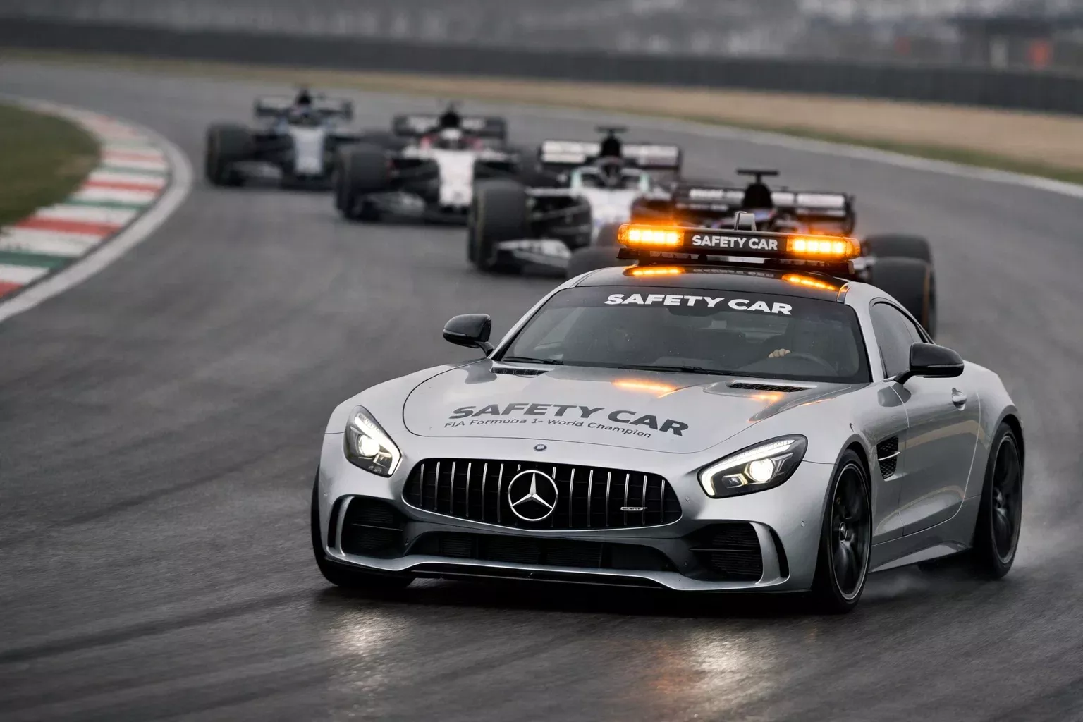 Safety Car führt das Formel-1-Feld auf der Rennstrecke an