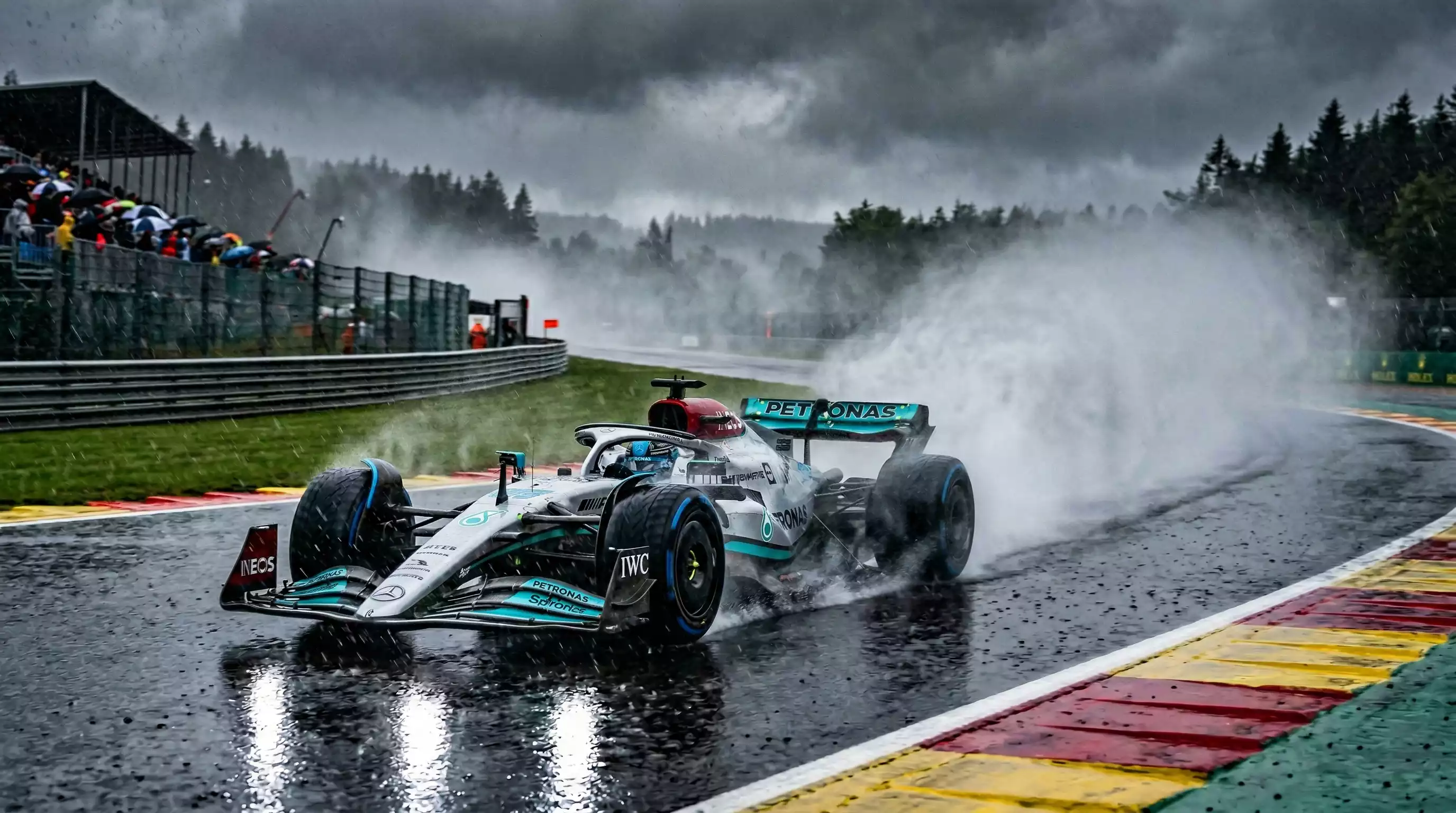 Formel-1-Bolide auf nasser Rennstrecke im Regen – Wettereinfluss auf F1-Wetten