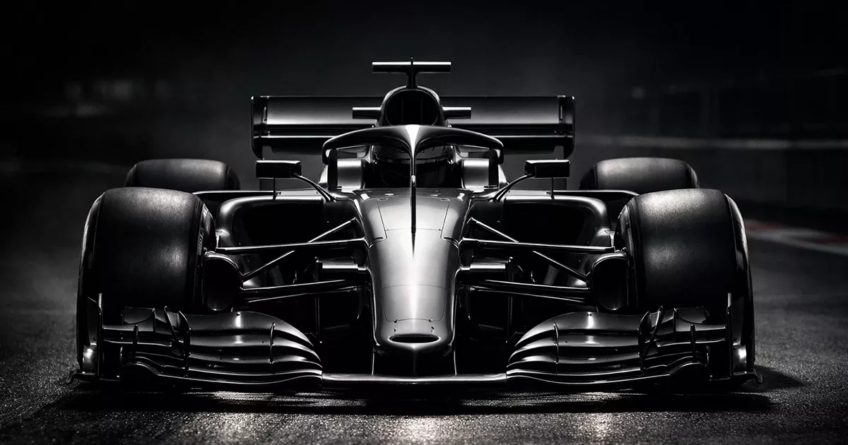 Formel-1-Auto von vorne mit dramatischer Beleuchtung