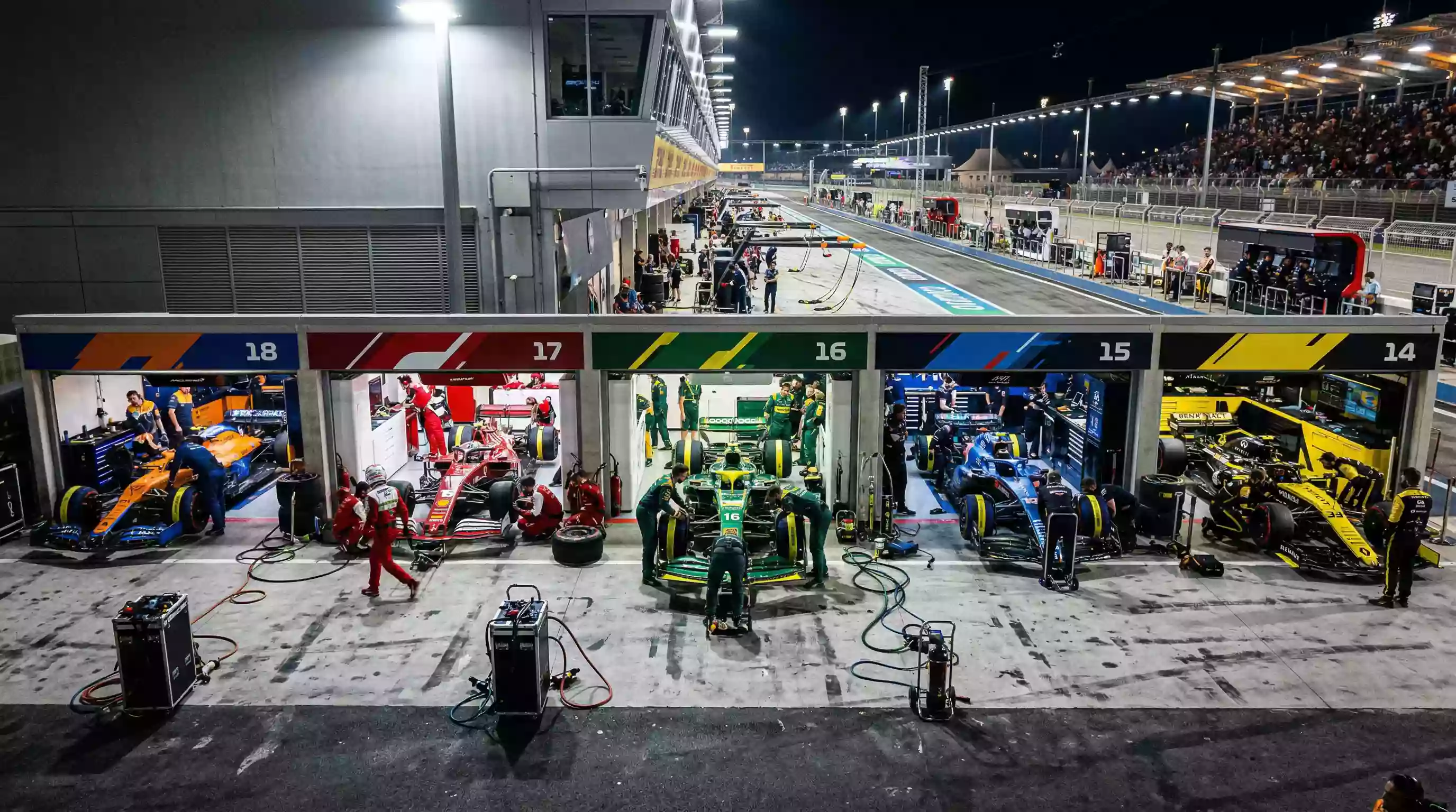 Formel-1-Boxengasse mit mehreren Teamgaragen – Teamanalyse für F1-Wetten 2026