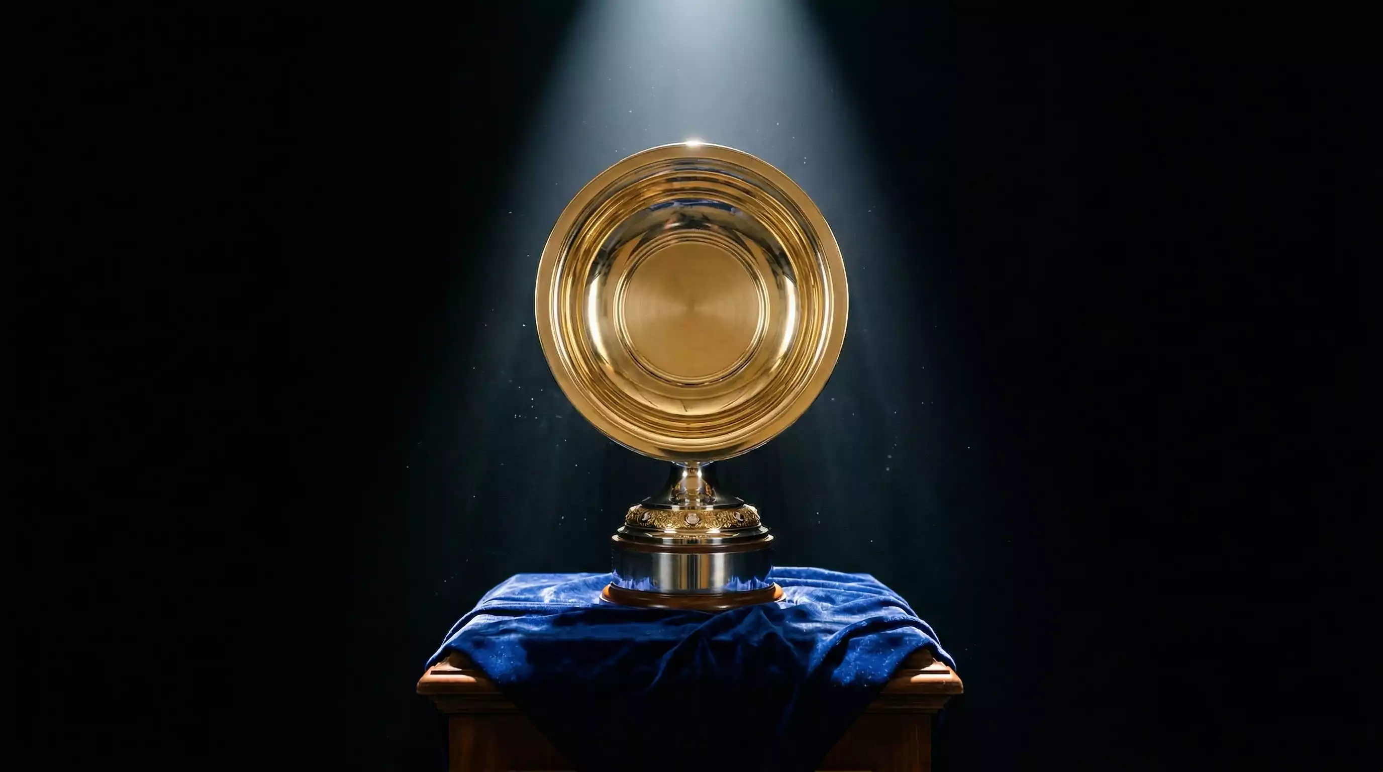 Formel-1-Pokal auf einem Podest – Weltmeister-Quoten und WM-Wetten 2026