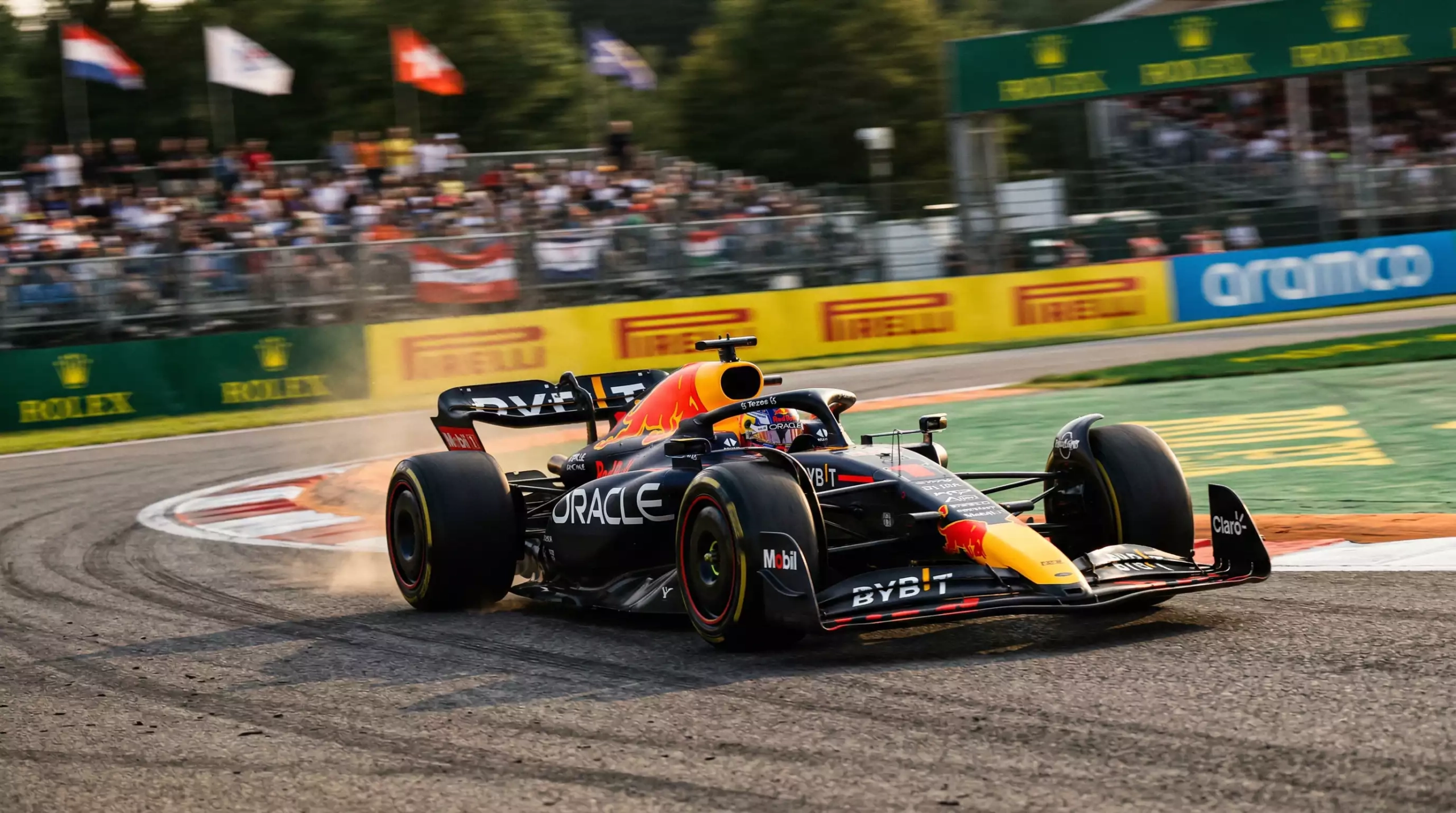 Formel-1-Bolide auf der Rennstrecke – Einstieg in F1-Wetten für Anfänger